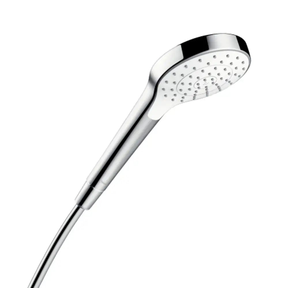 Hansgrohe Handbrause in chromfarbener Ausführung mit einem runden Kopf und sichtbaren Düsen. Der Schlauch ist flexibel und verbindet die Brause mit der Wasserquelle.